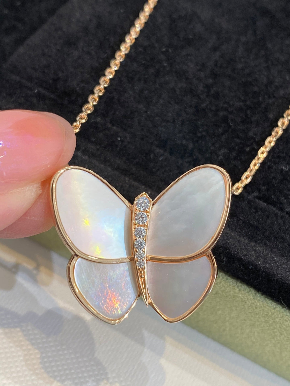 [Cadisa]BUTTERFLY GOLD MOP DIAMOND NECKLACE