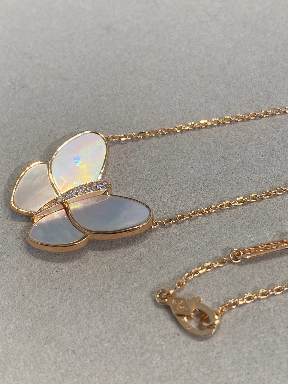 [Cadisa]BUTTERFLY GOLD MOP DIAMOND NECKLACE