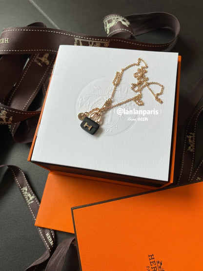 [Cadisa]CONSTANCE BLACK PEDANT PINK GOLD NECKLACE