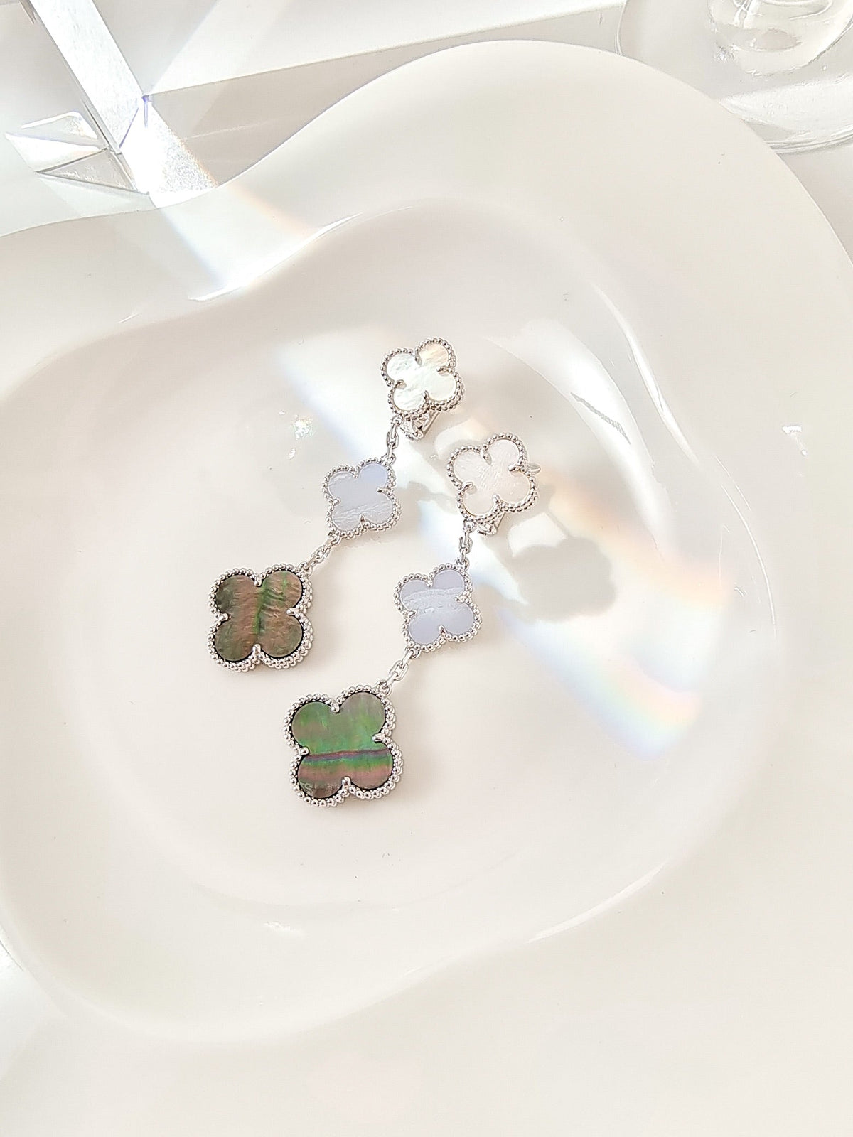 [Cadisa]CLOVER 3 MOTIFS CHALCEDONY DARK MOP SILVER EARRINGS