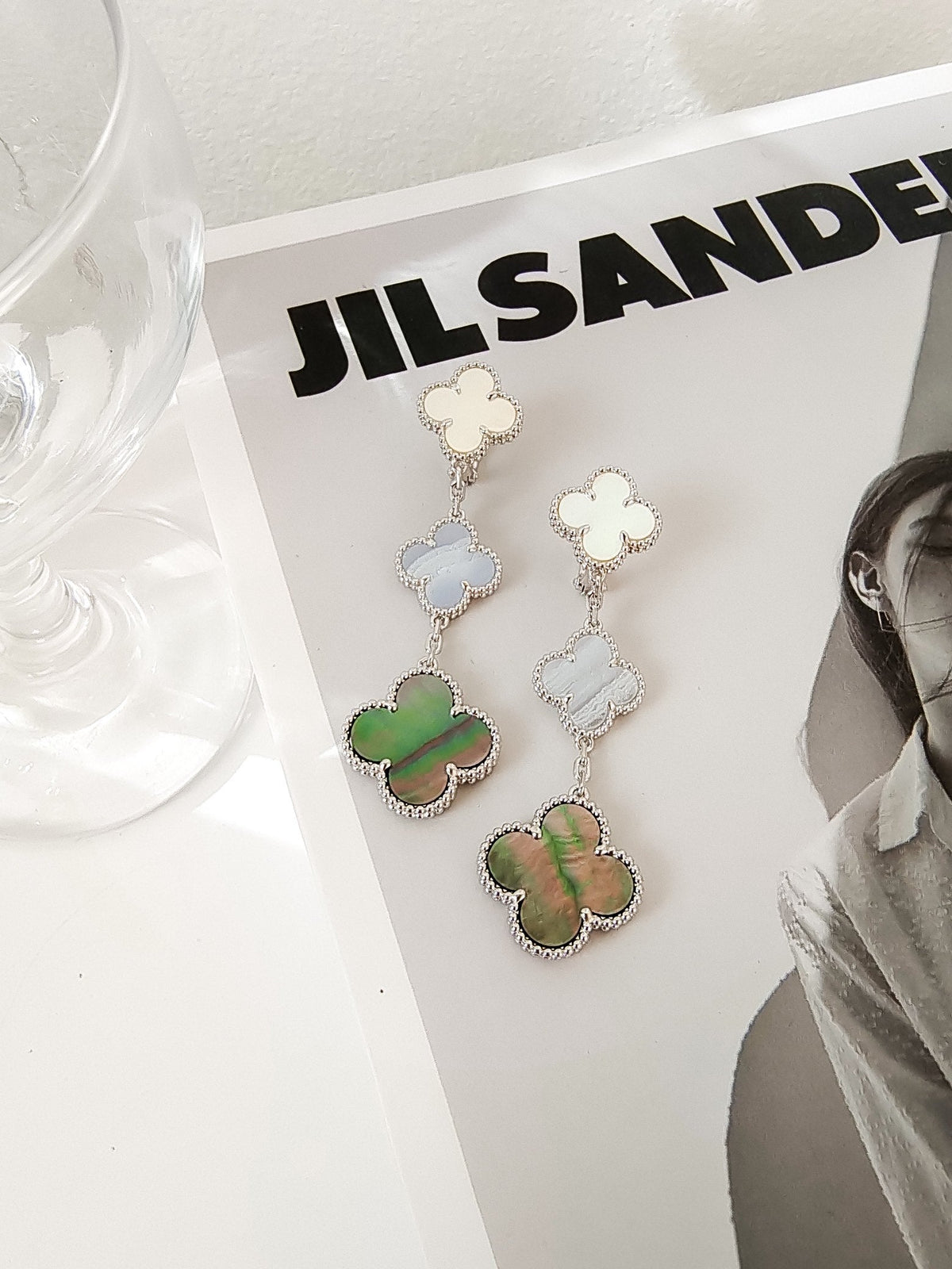 [Cadisa]CLOVER 3 MOTIFS CHALCEDONY DARK MOP SILVER EARRINGS