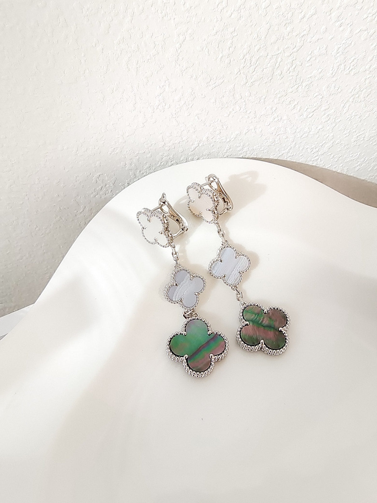 [Cadisa]CLOVER 3 MOTIFS CHALCEDONY DARK MOP SILVER EARRINGS