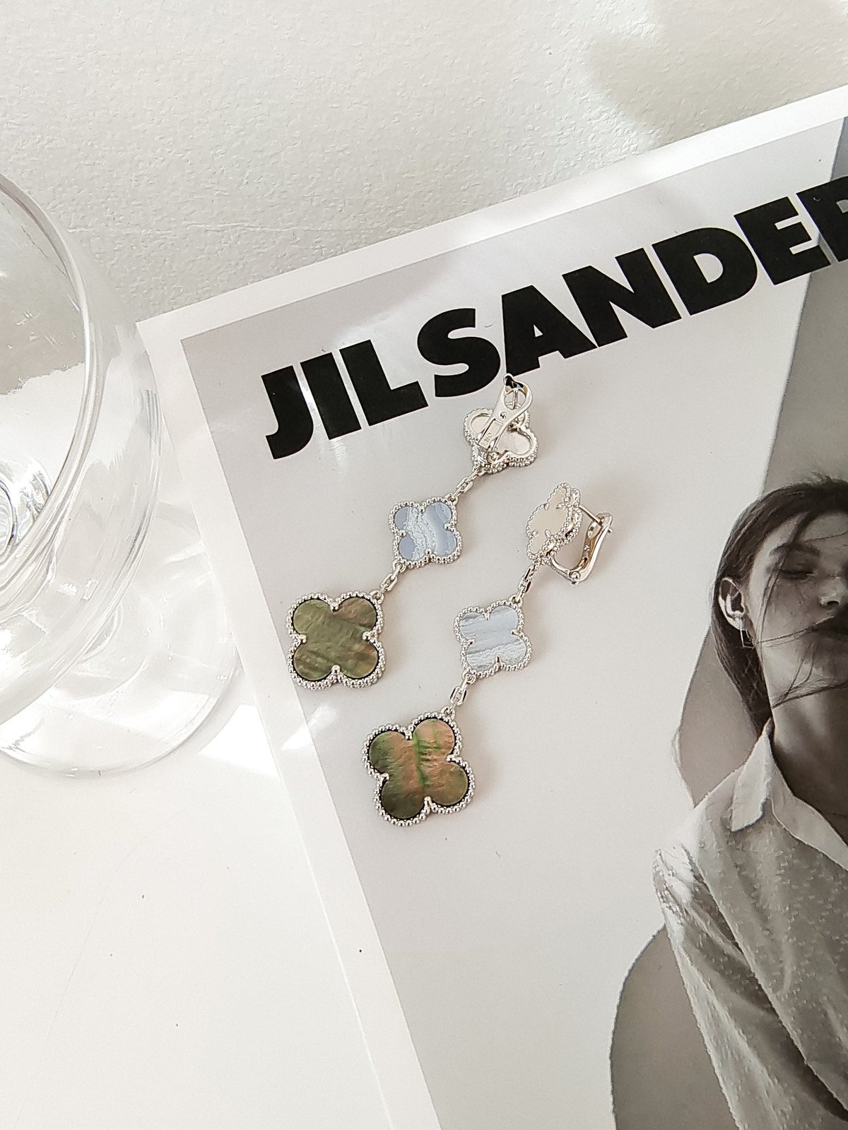 [Cadisa]CLOVER 3 MOTIFS CHALCEDONY DARK MOP SILVER EARRINGS