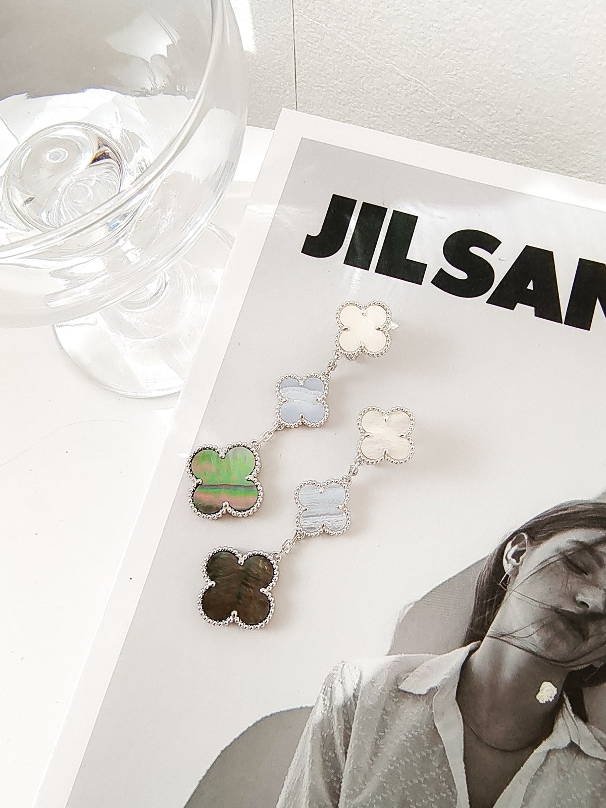 [Cadisa]CLOVER 3 MOTIFS CHALCEDONY DARK MOP SILVER EARRINGS