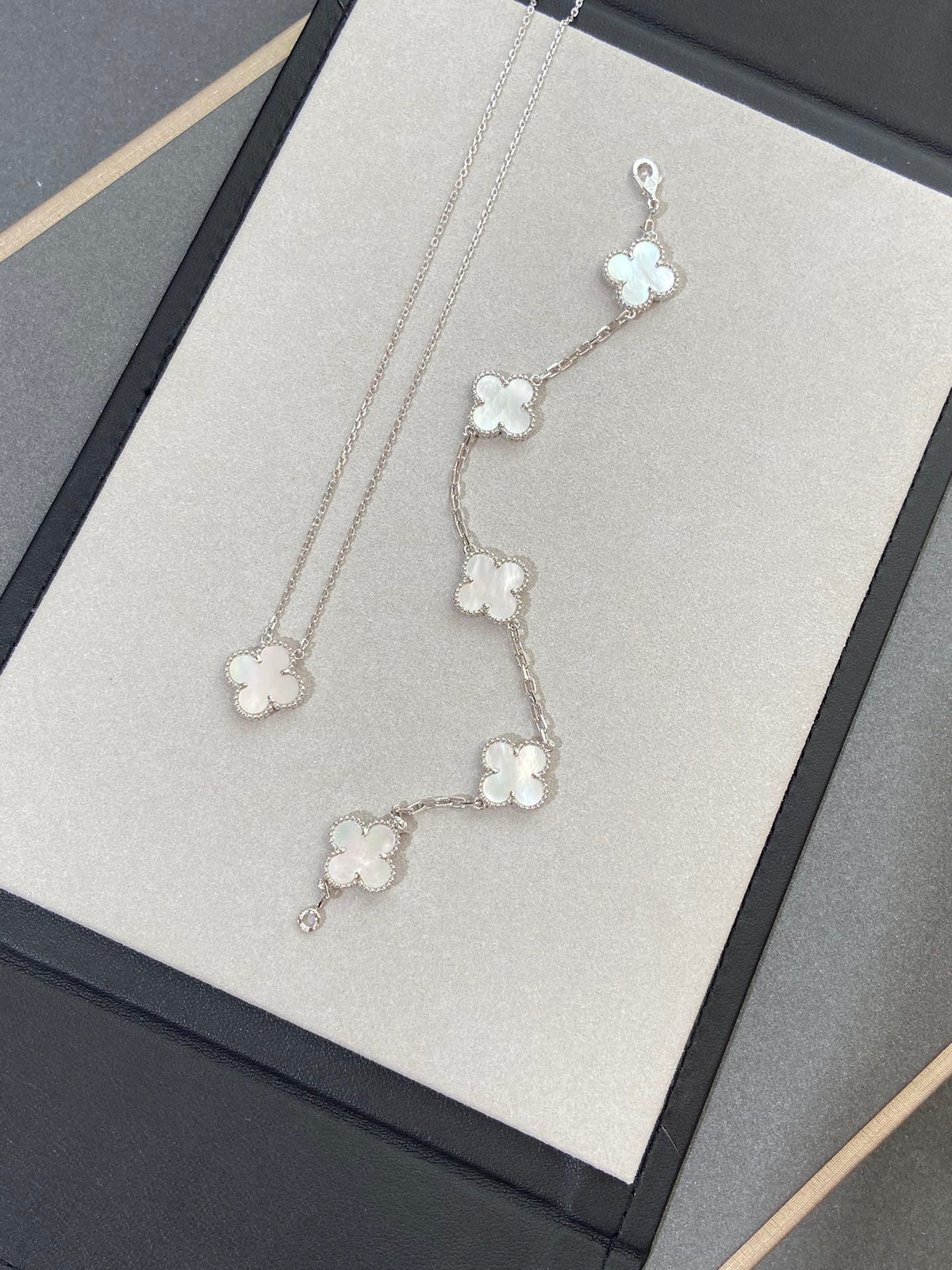 [Cadisa]CLOVER WHITE PEARL MOP 5 MOTIF BRACELET COLLECTION