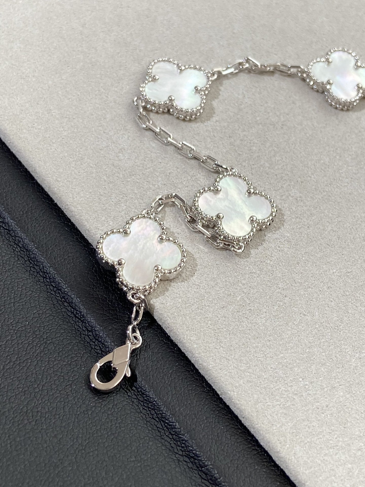 [Cadisa]CLOVER WHITE PEARL MOP 5 MOTIF BRACELET COLLECTION