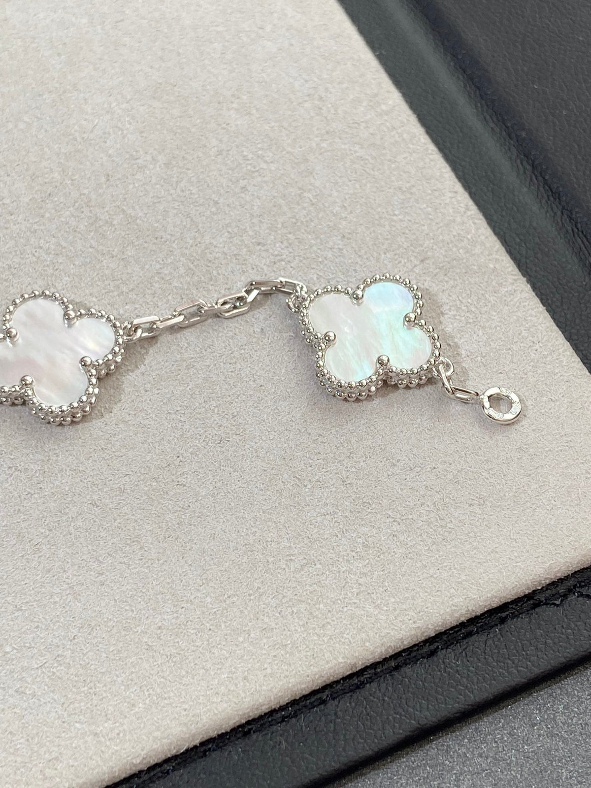 [Cadisa]CLOVER WHITE PEARL MOP 5 MOTIF BRACELET COLLECTION