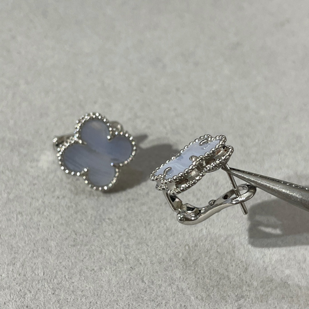 [Cadisa]CLOVER CHALCEDONY SILVER STUD EARRINGS