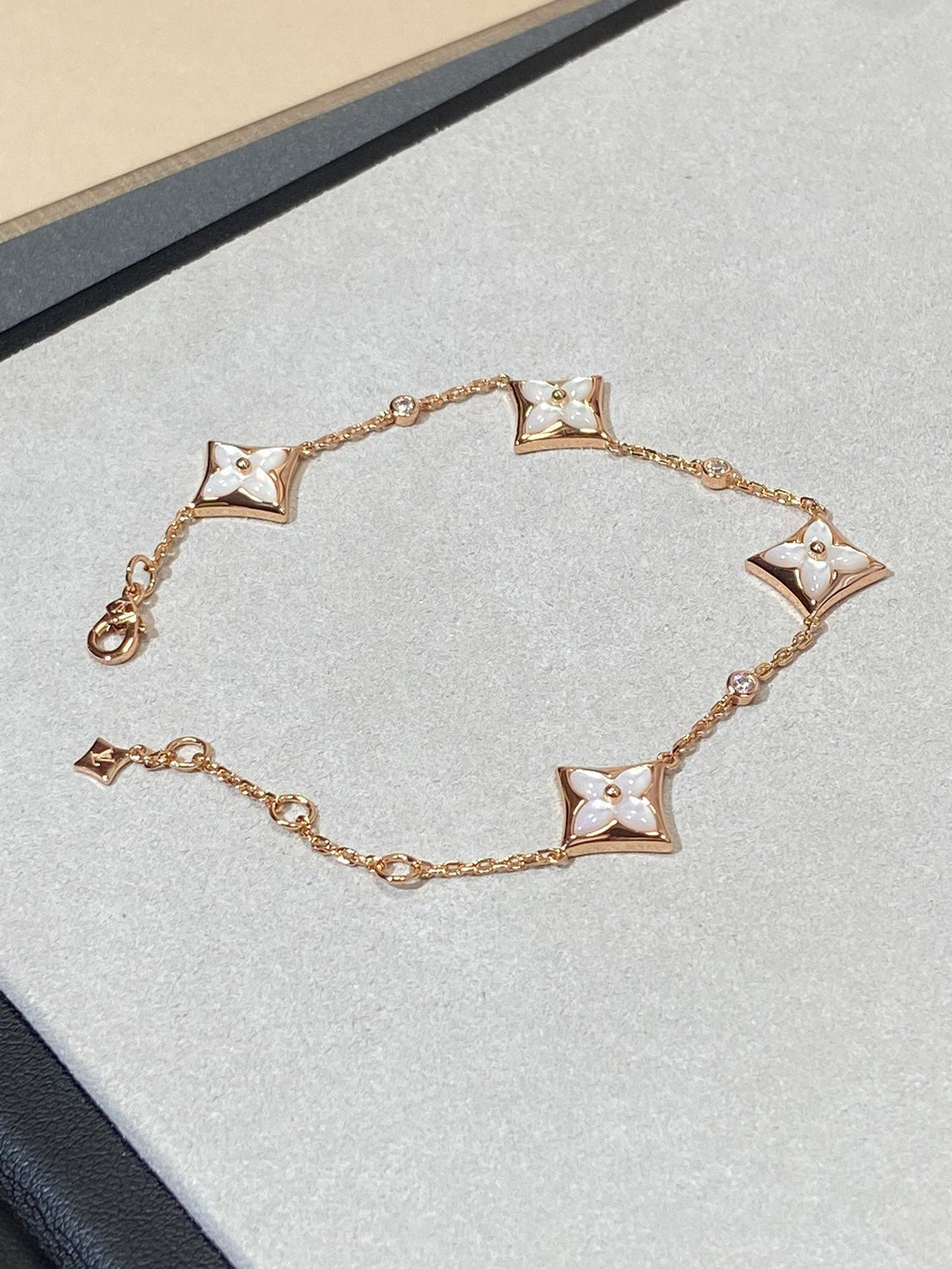 [Cadisa]STAR 4 MOTIF MOP DIAMOND PINK GOLD BRACELET
