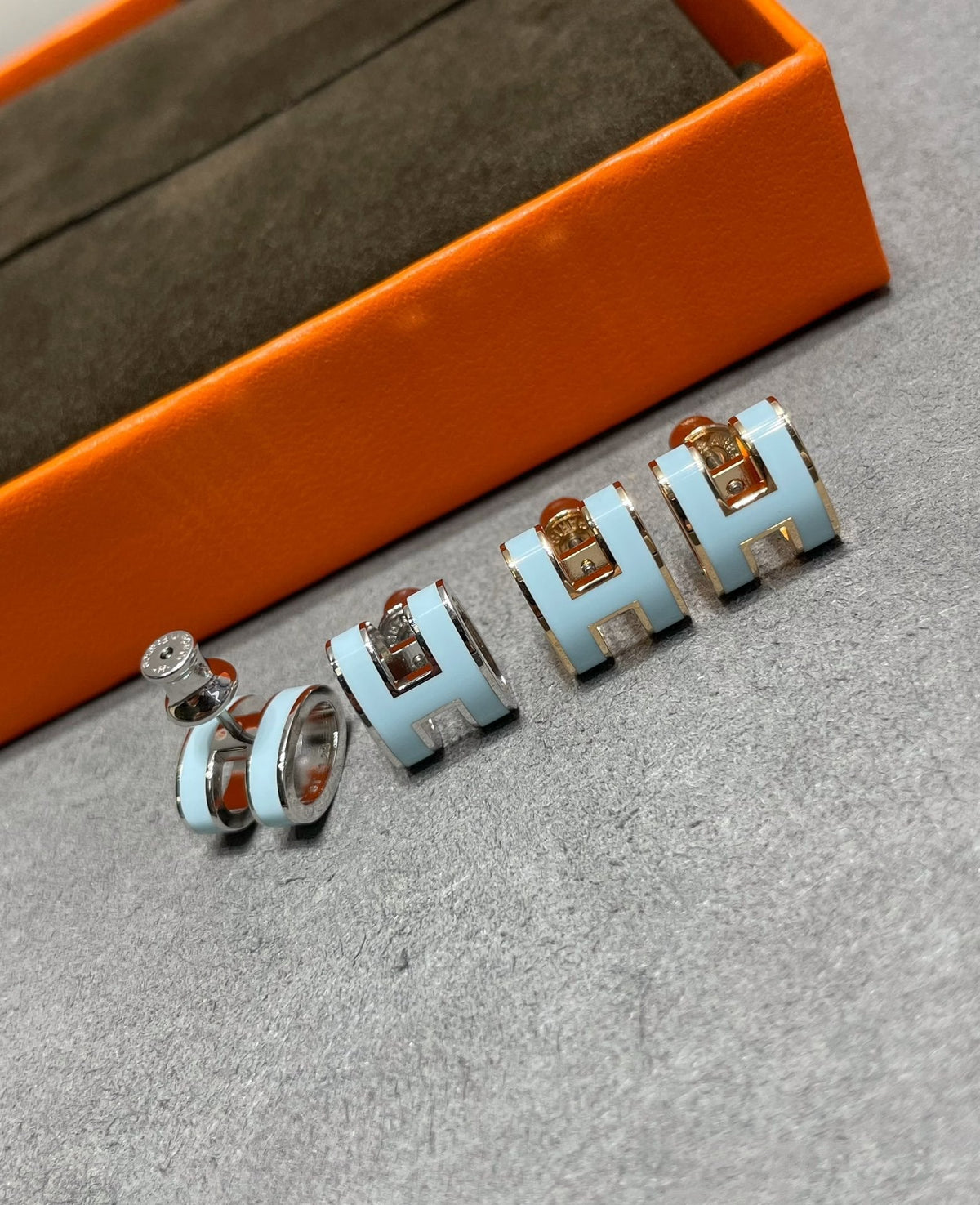 [Cadisa]POP H SKY BLUE STUD EARRINGS