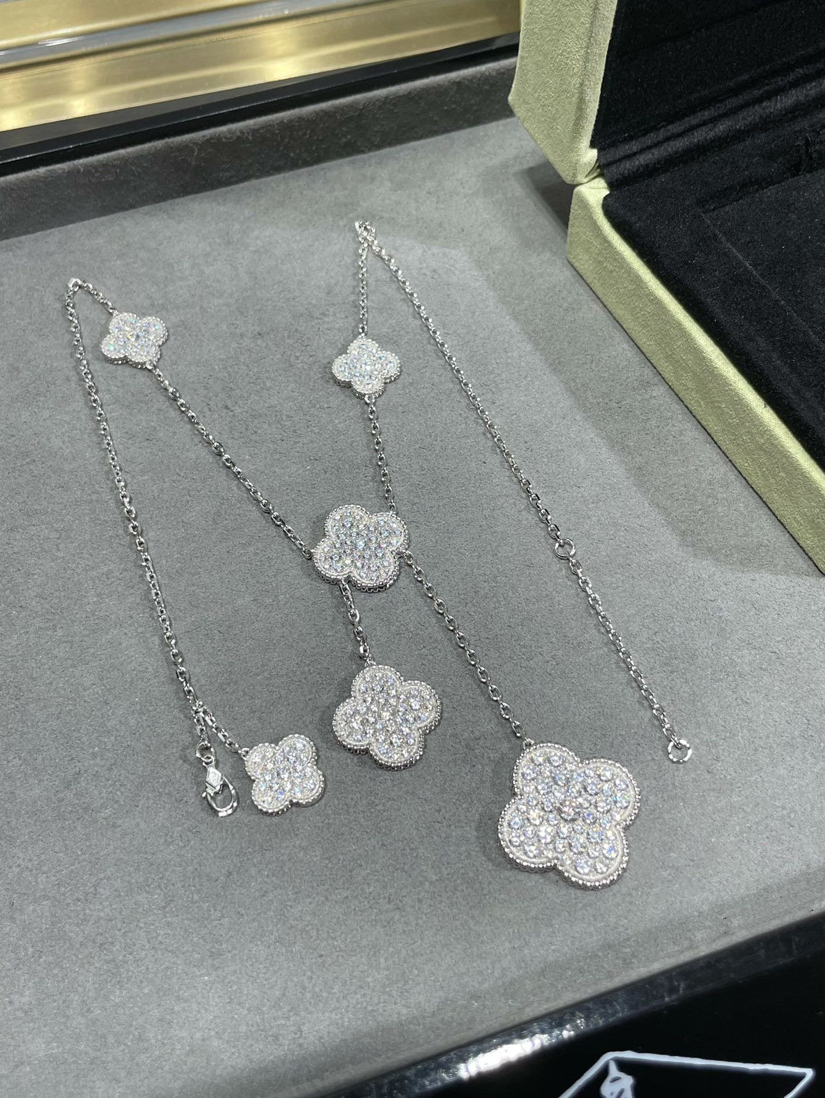 [Cadisa]CLOVER 6 MOTIF DIAMOND PAVED NECKLACE