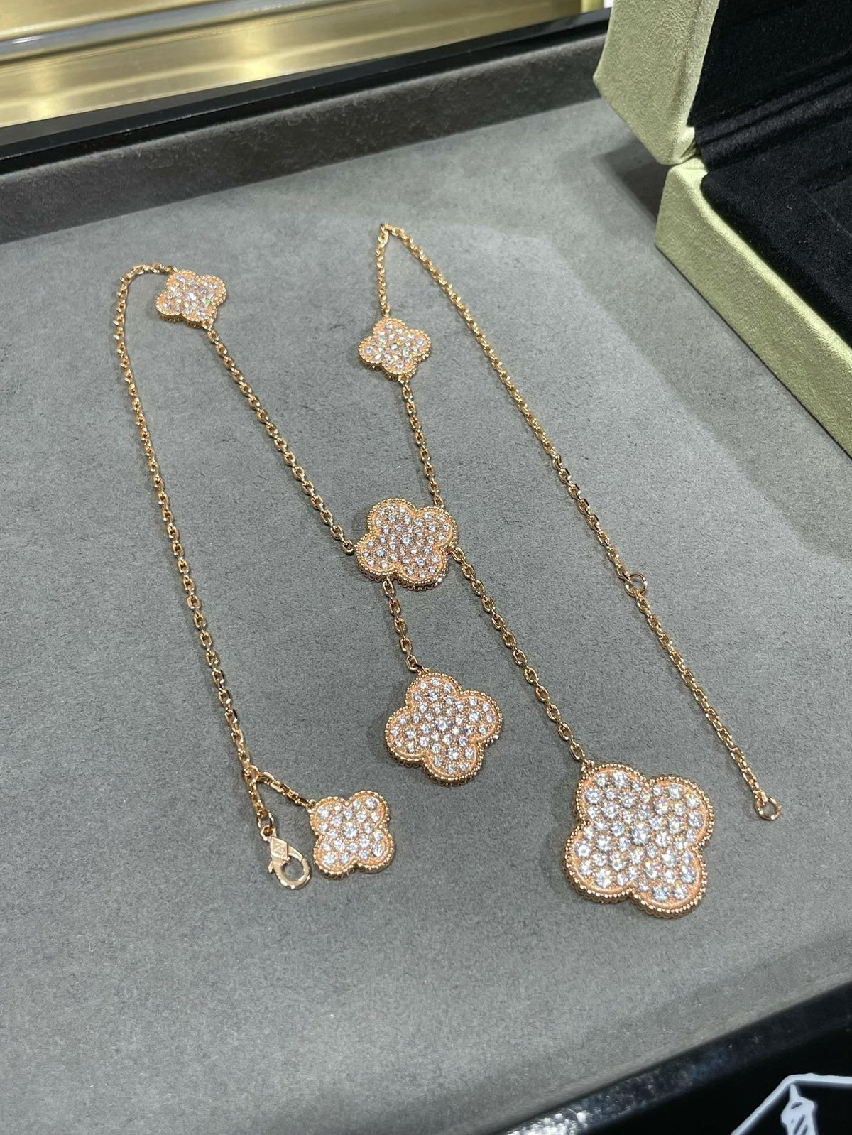 [Cadisa]CLOVER 6 MOTIF DIAMOND PAVED NECKLACE