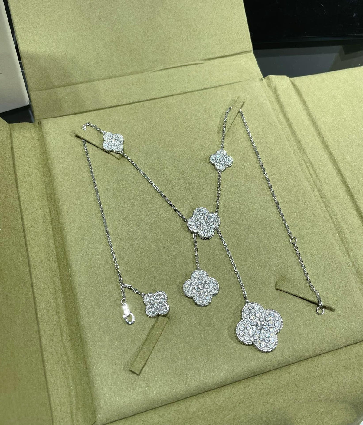 [Cadisa]CLOVER 6 MOTIF DIAMOND PAVED NECKLACE