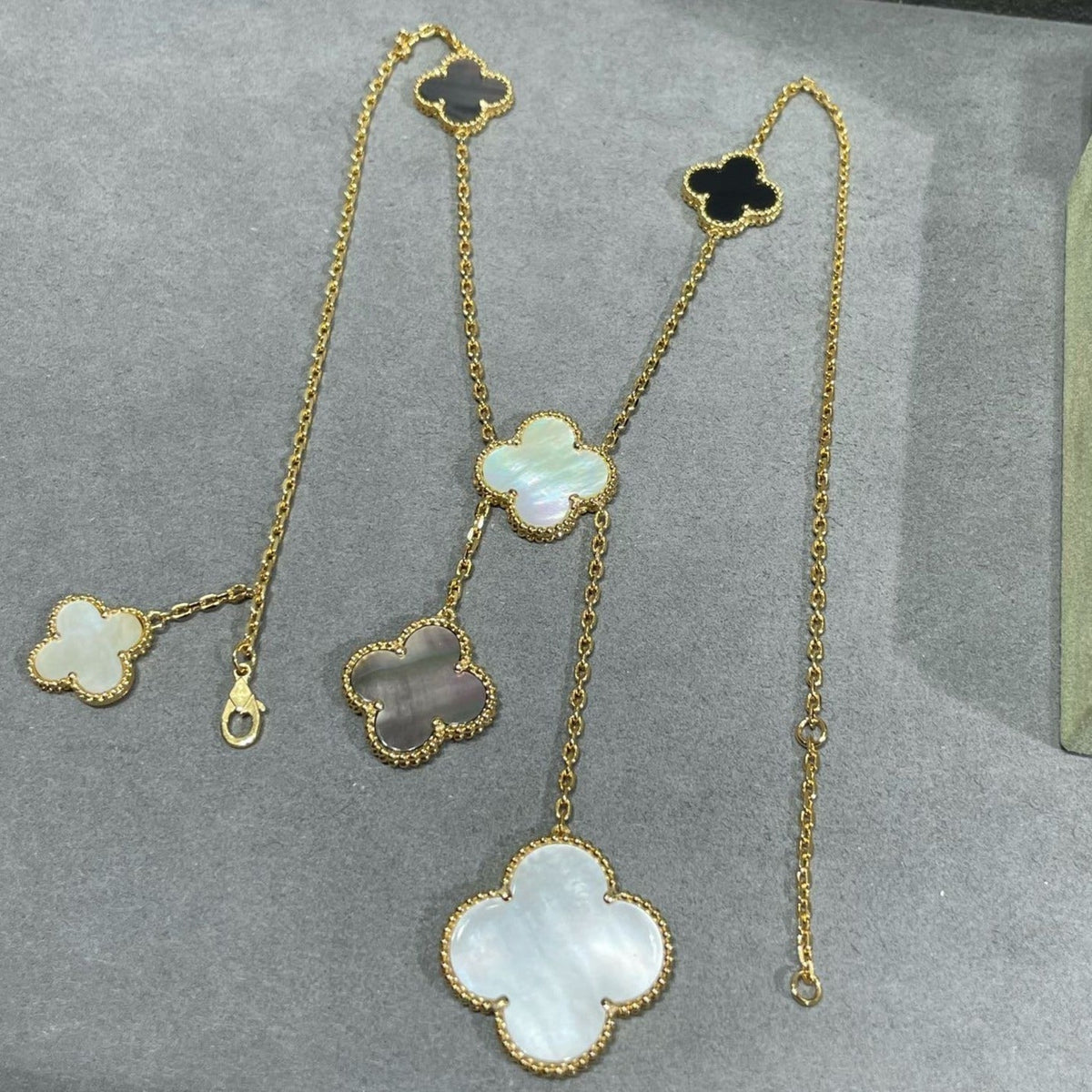 [Cadisa]CLOVER 6 MOTIF MOP ONYX GOLD NECKLACE