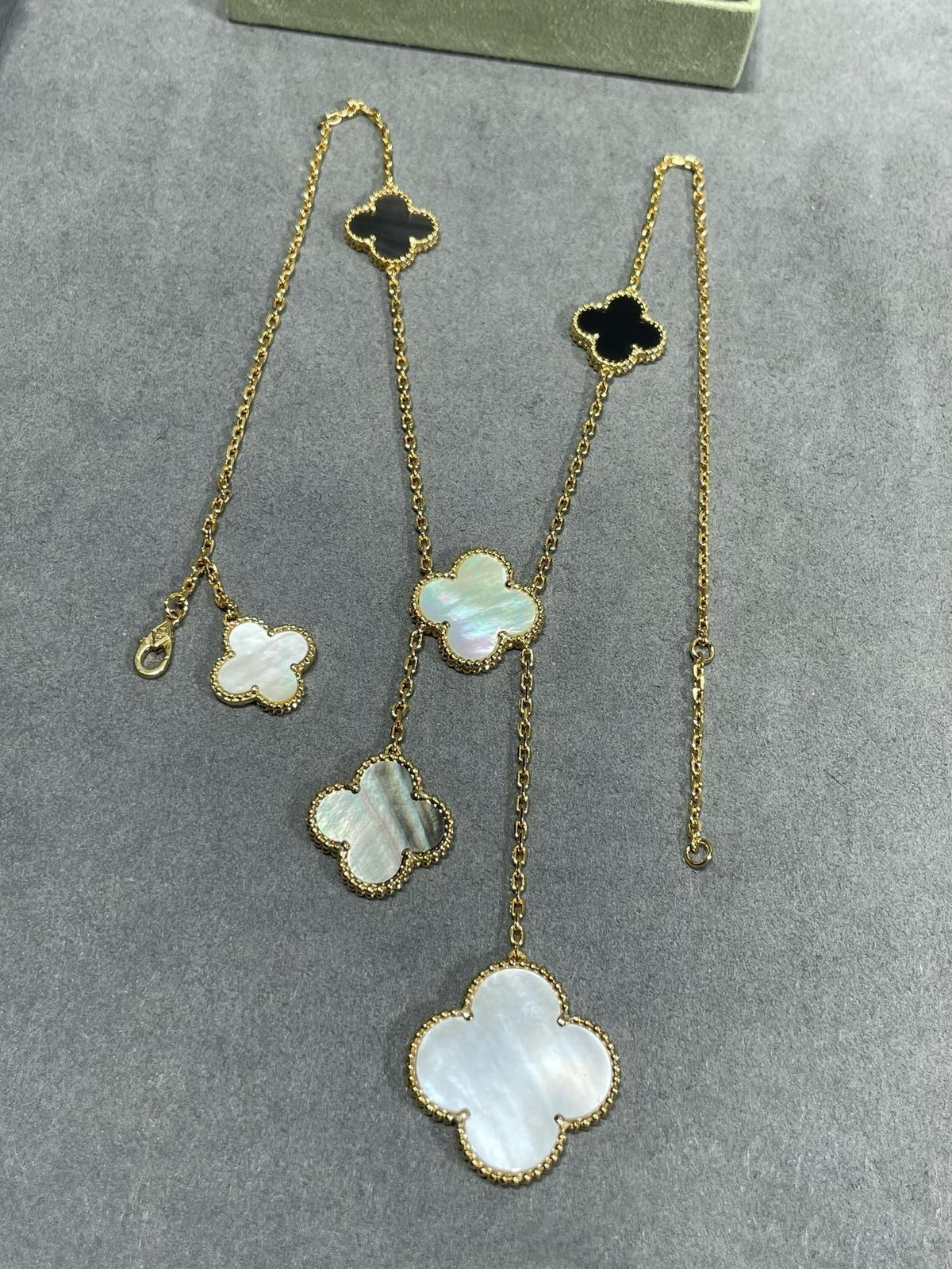 [Cadisa]CLOVER 6 MOTIF MOP ONYX GOLD NECKLACE