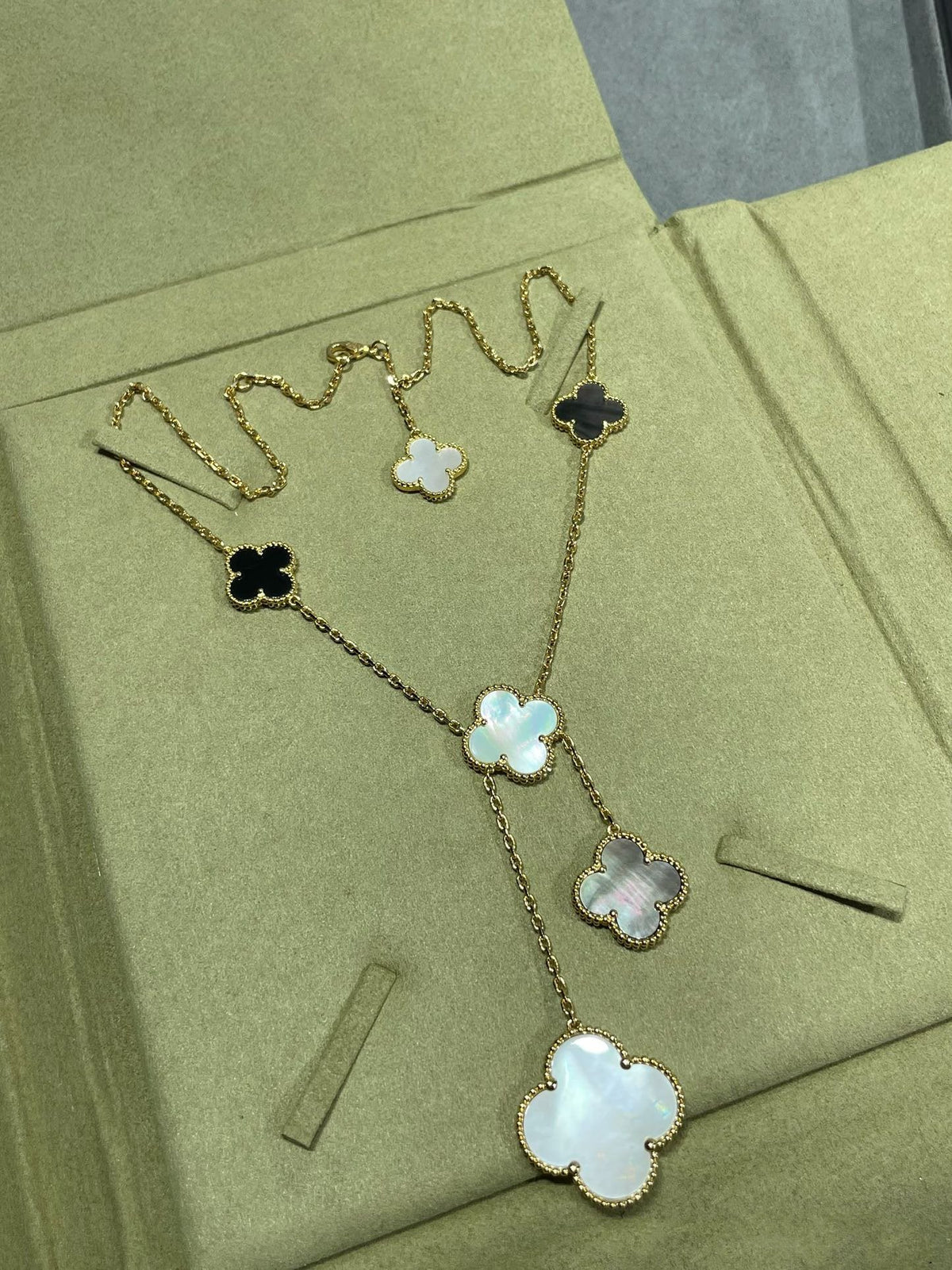 [Cadisa]CLOVER 6 MOTIF MOP ONYX GOLD NECKLACE