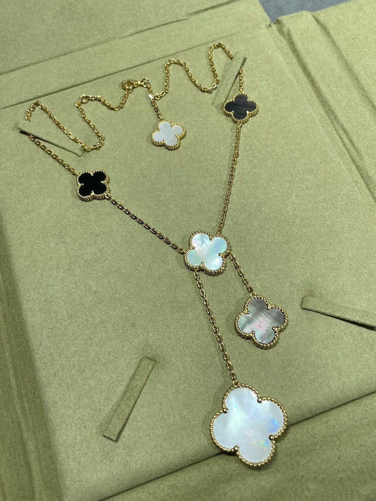 [Cadisa]CLOVER 6 MOTIF MOP ONYX GOLD NECKLACE