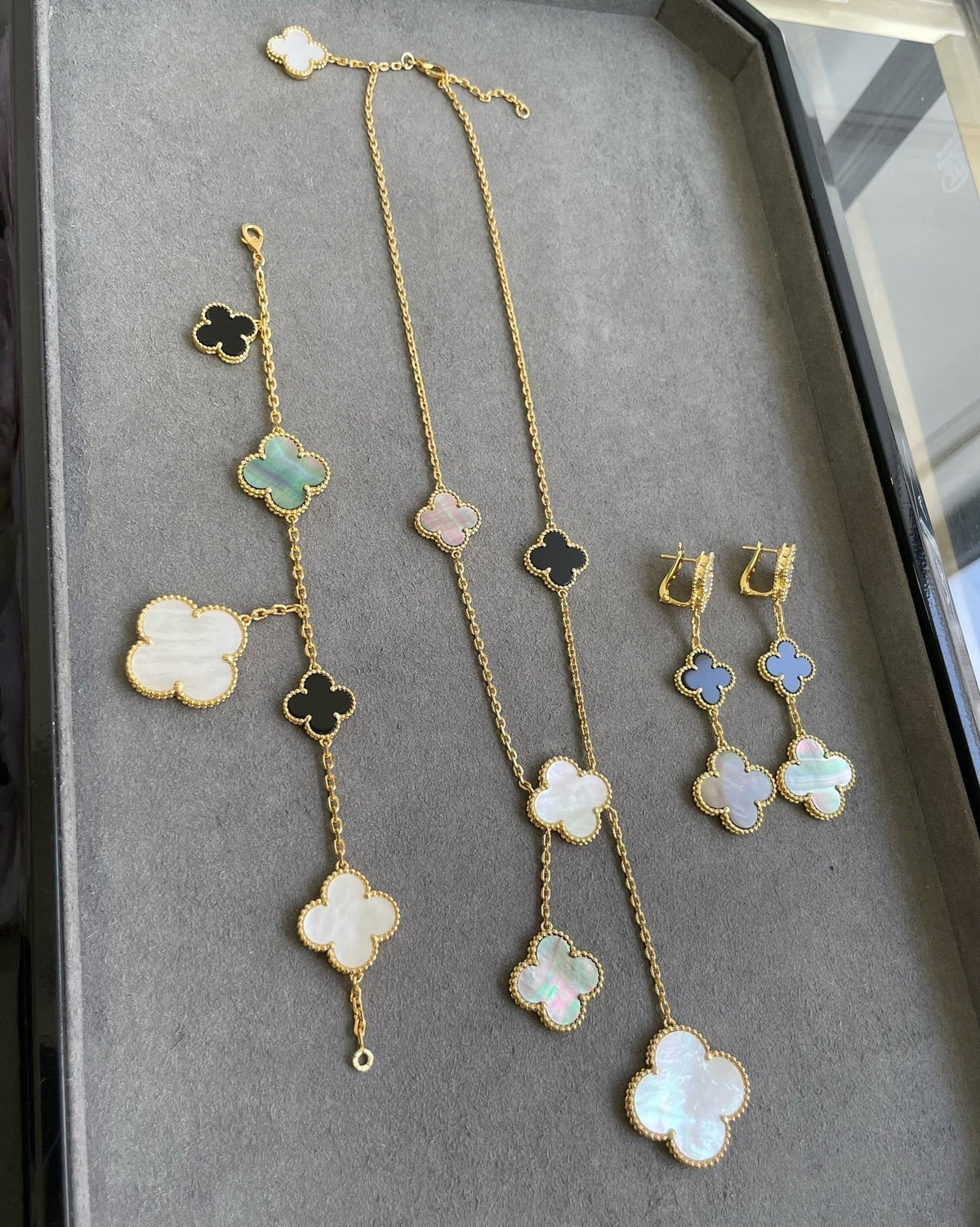 [Cadisa]CLOVER 3 MOTIF MOP ONYX DARK MOP PINK GOLD EARRINGS