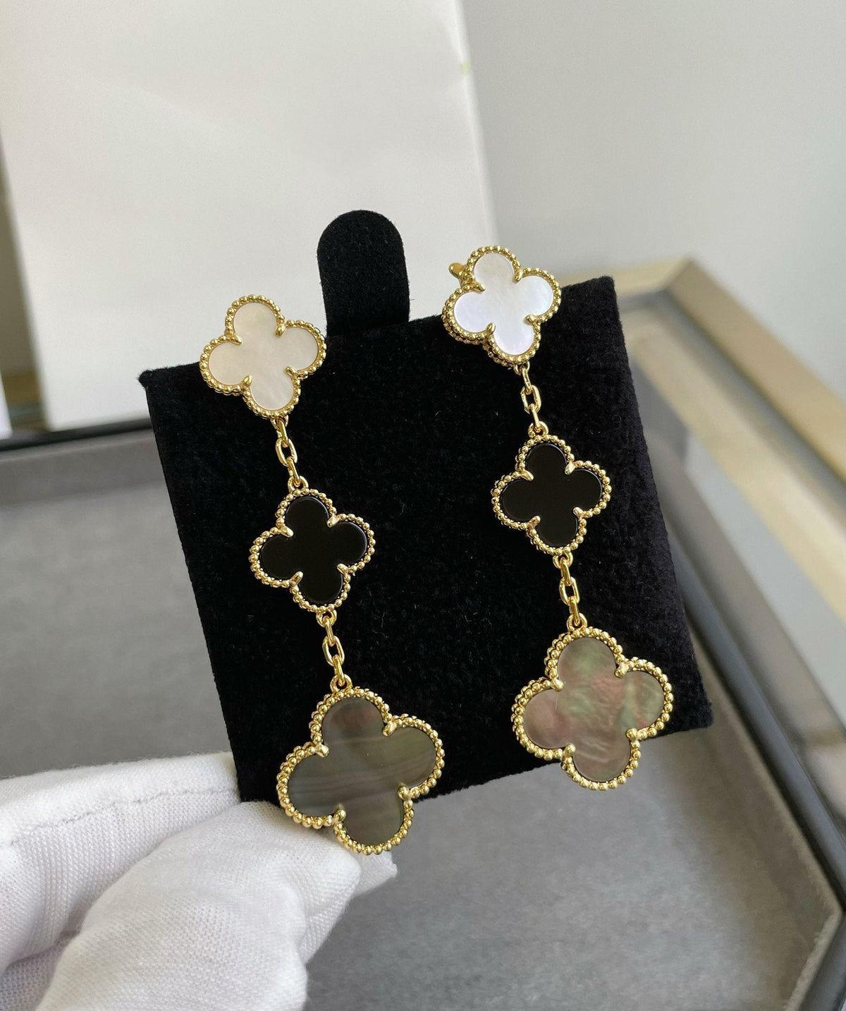 [Cadisa]CLOVER 3 MOTIF MOP ONYX DARK MOP PINK GOLD EARRINGS