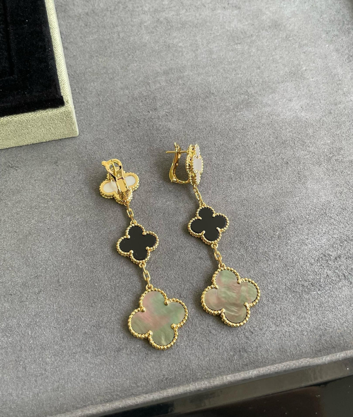 [Cadisa]CLOVER 3 MOTIF MOP ONYX DARK MOP PINK GOLD EARRINGS