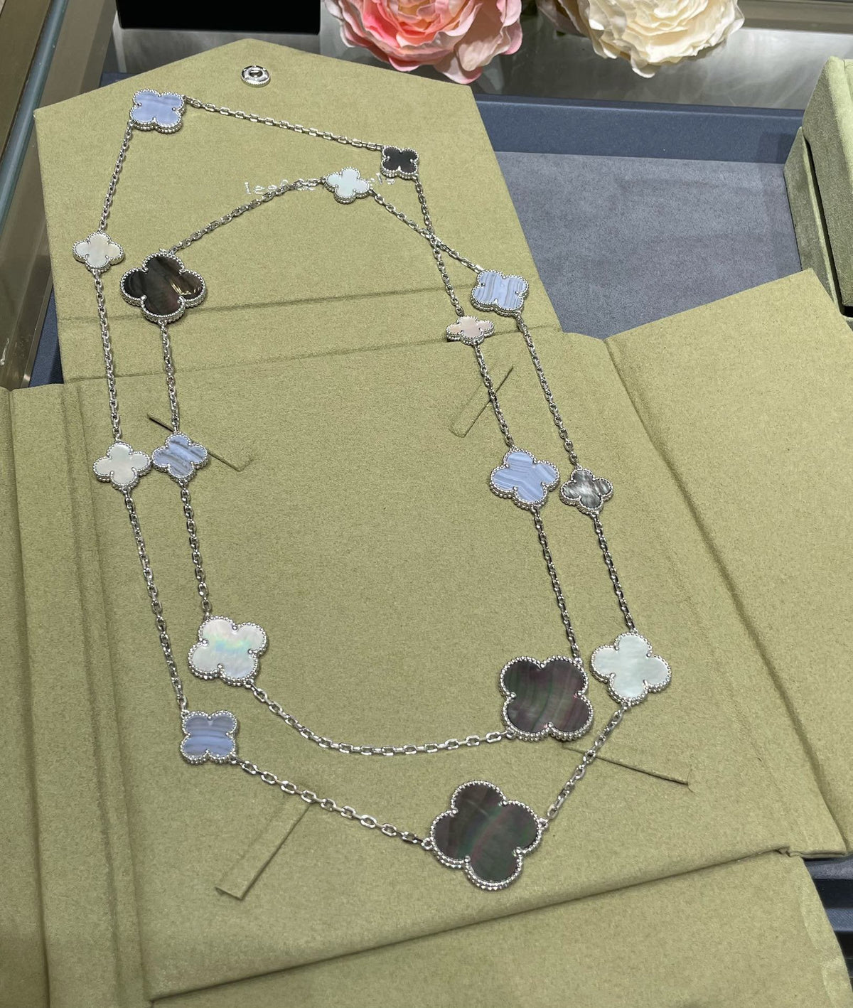[Cadisa]CLOVER 16 MOTIF CHALCEDONY MOP SILVER NECKLACE