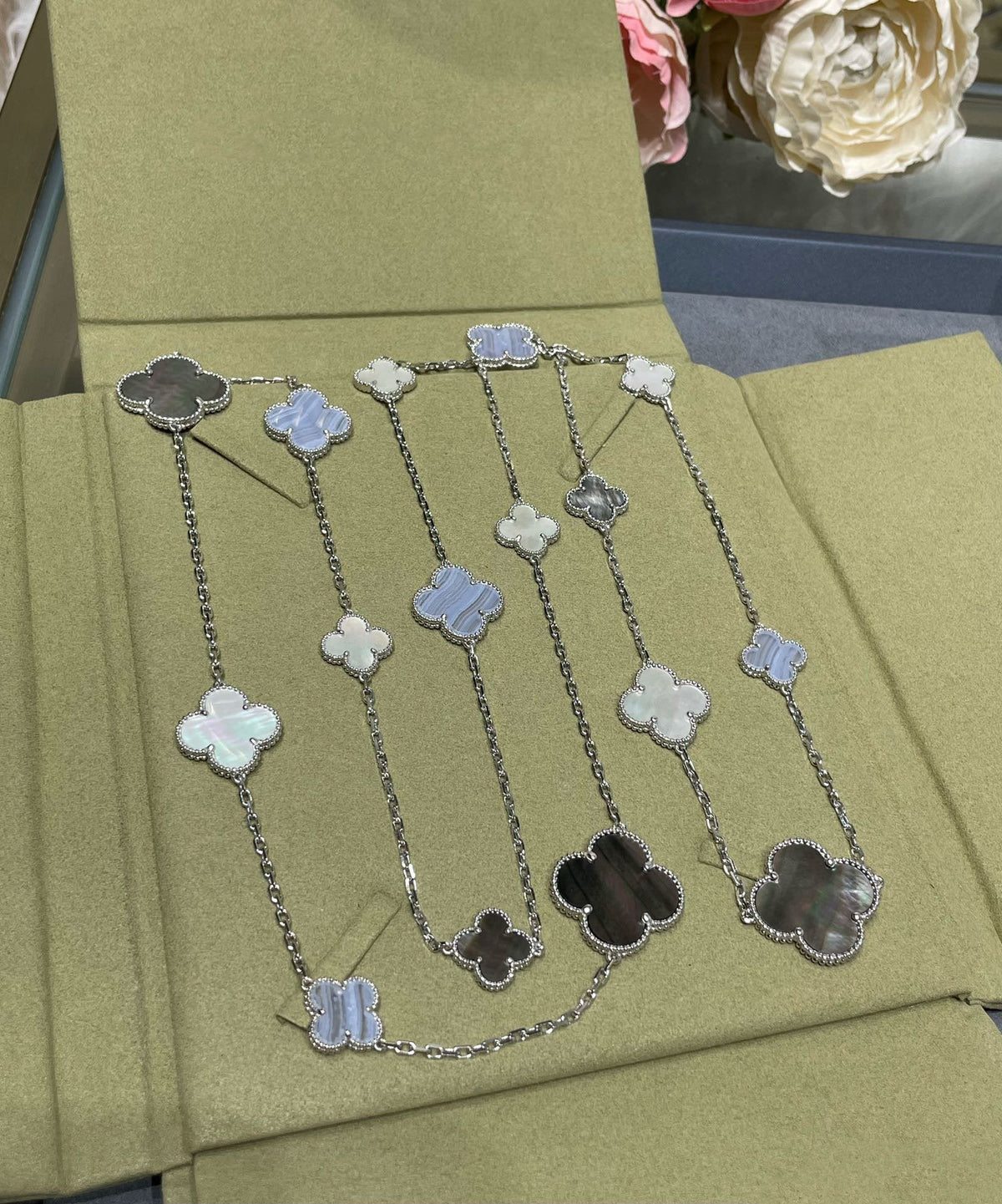 [Cadisa]CLOVER 16 MOTIF CHALCEDONY MOP SILVER NECKLACE