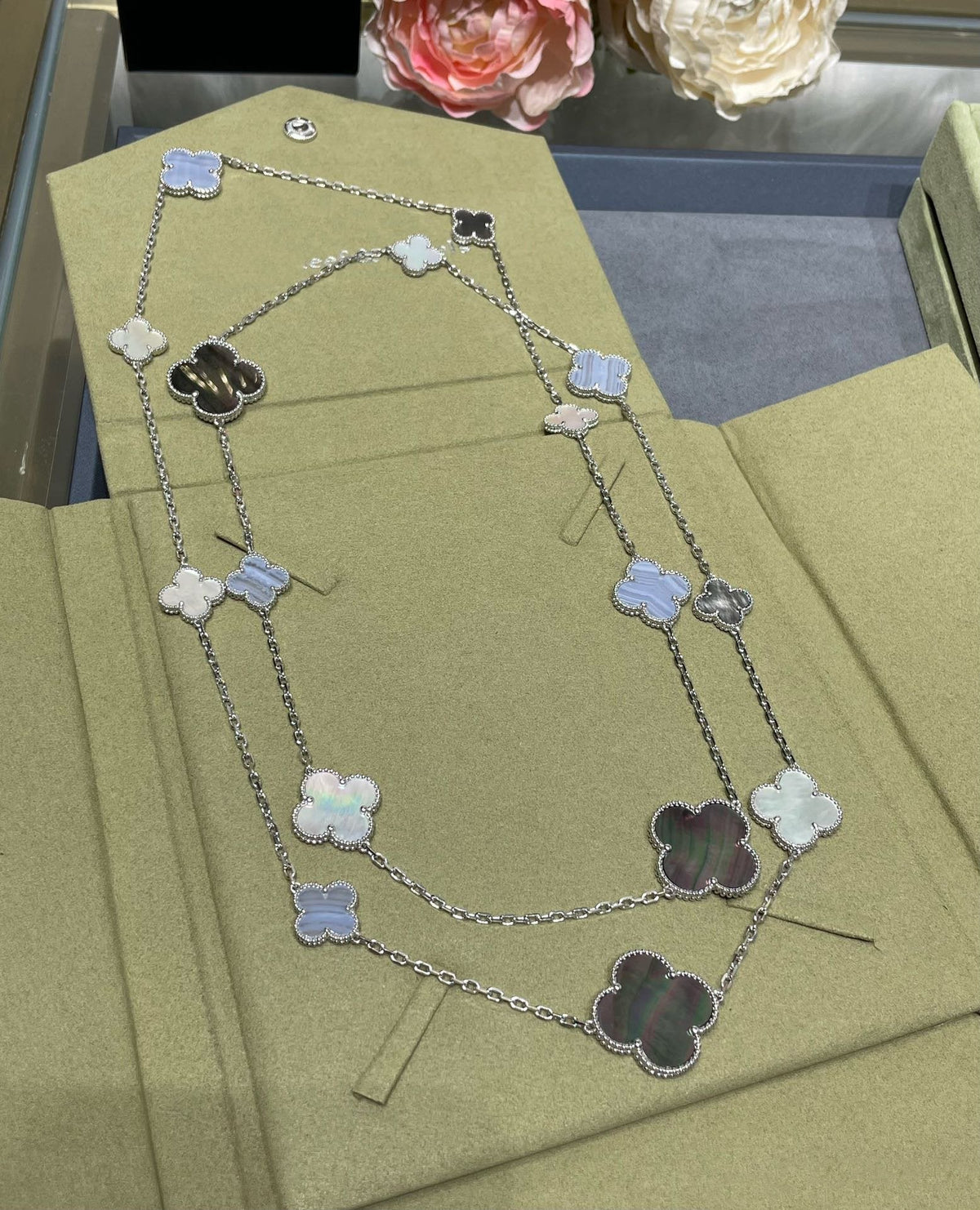 [Cadisa]CLOVER 16 MOTIF CHALCEDONY MOP SILVER NECKLACE