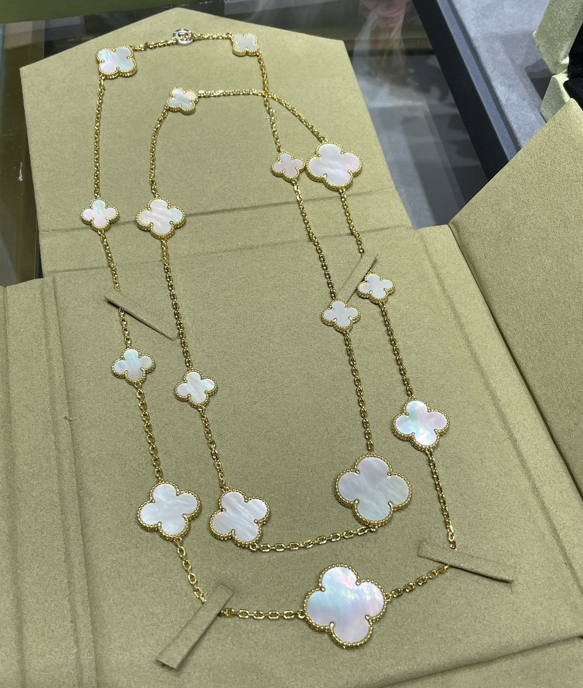 [Cadisa]CLOVER 16 MOTIF WHITE MOP GOLD NECKLACE