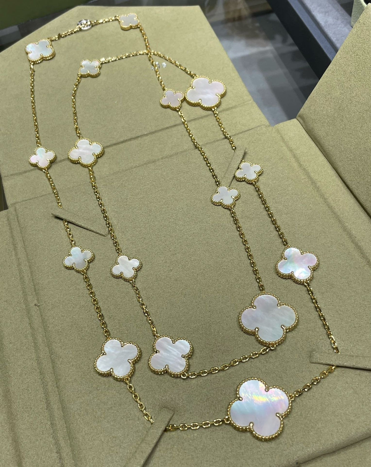 [Cadisa]CLOVER 16 MOTIF WHITE MOP GOLD NECKLACE