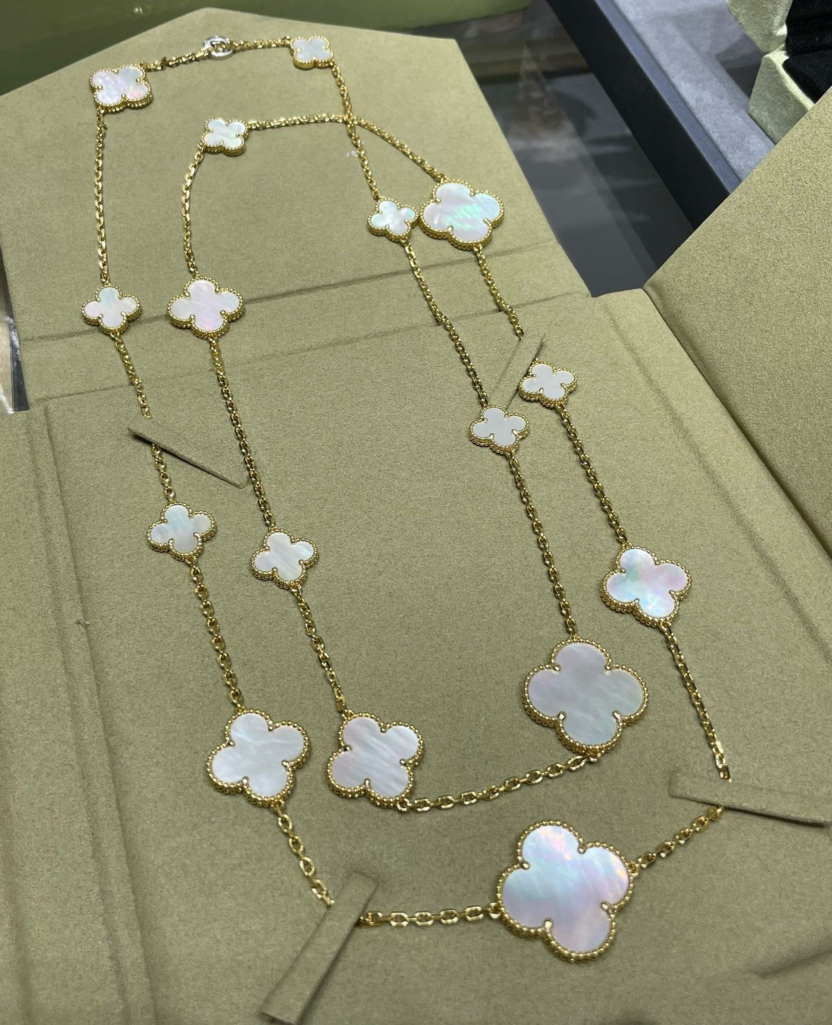 [Cadisa]CLOVER 16 MOTIF WHITE MOP GOLD NECKLACE