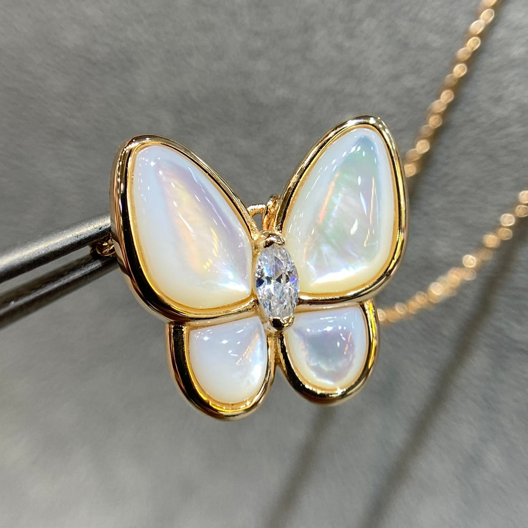 [Cadisa]BUTTERFLY MOP DIAMOND NECKLACE
