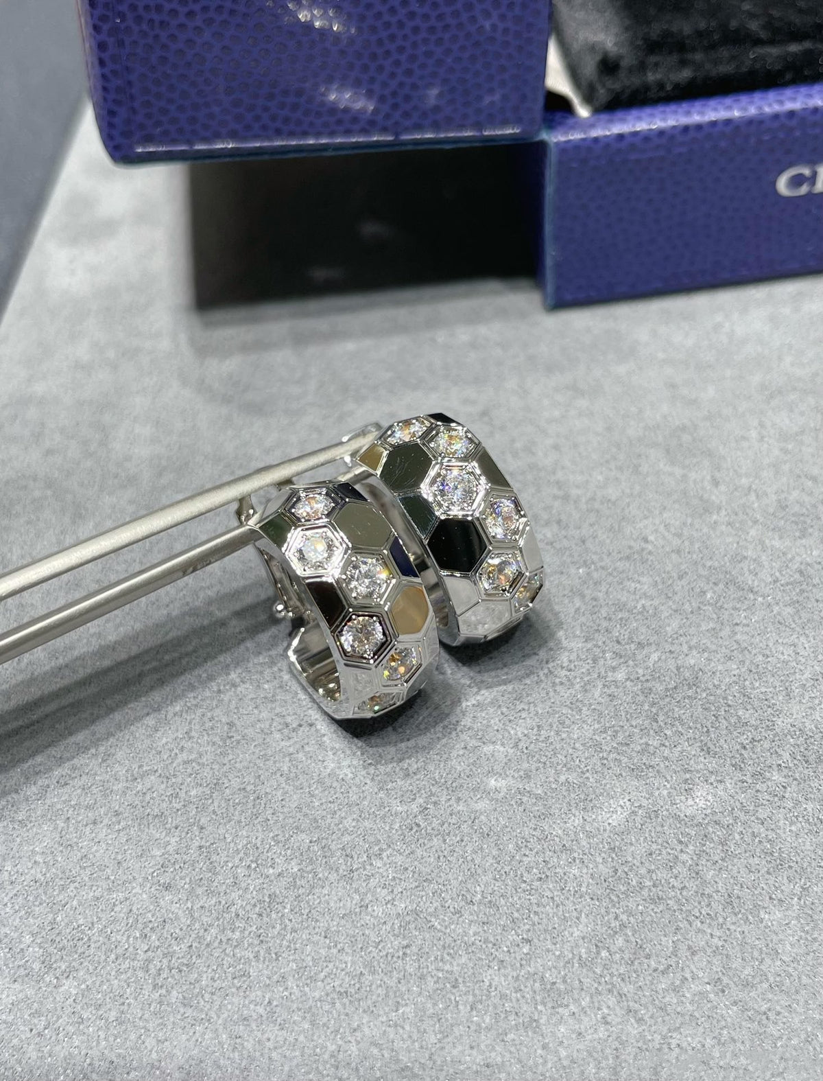[Cadisa]BEE LOVE DIAMOND HOOP EARRINGS