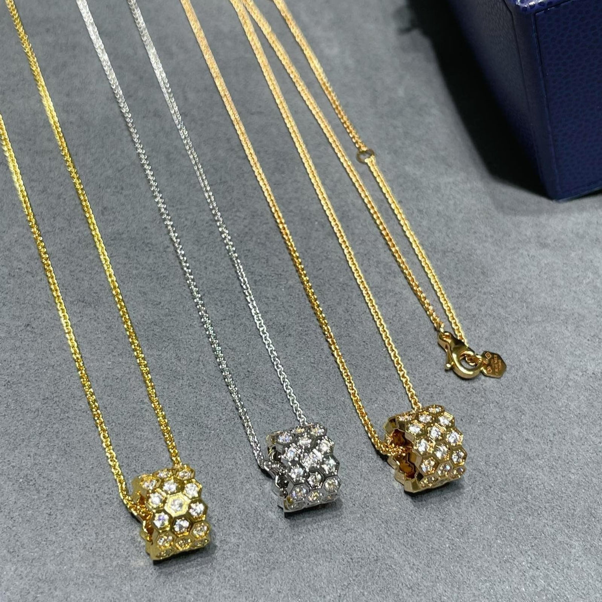 [Cadisa]BEE LOVE DIAMOND PAVED 3 ROW NECKLACE