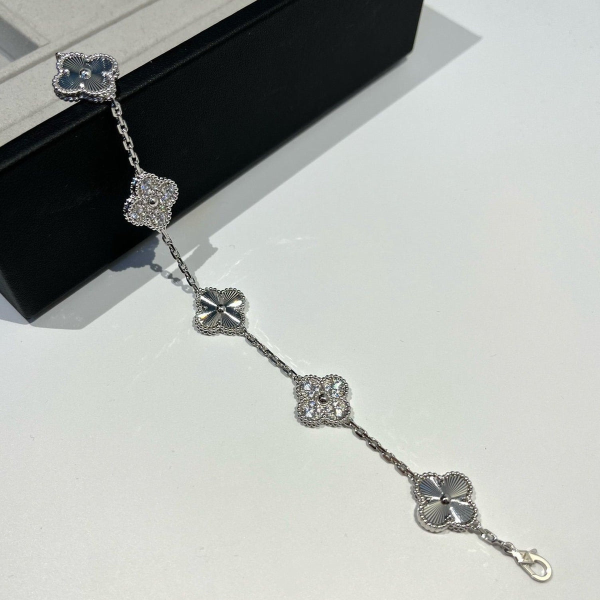 [Cadisa] CLOVER 5 MOTIF LASER BRACELET COLLECTION
