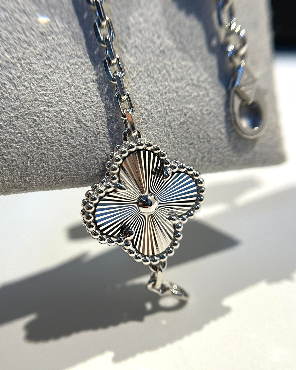 [Cadisa] CLOVER 5 MOTIF LASER BRACELET COLLECTION