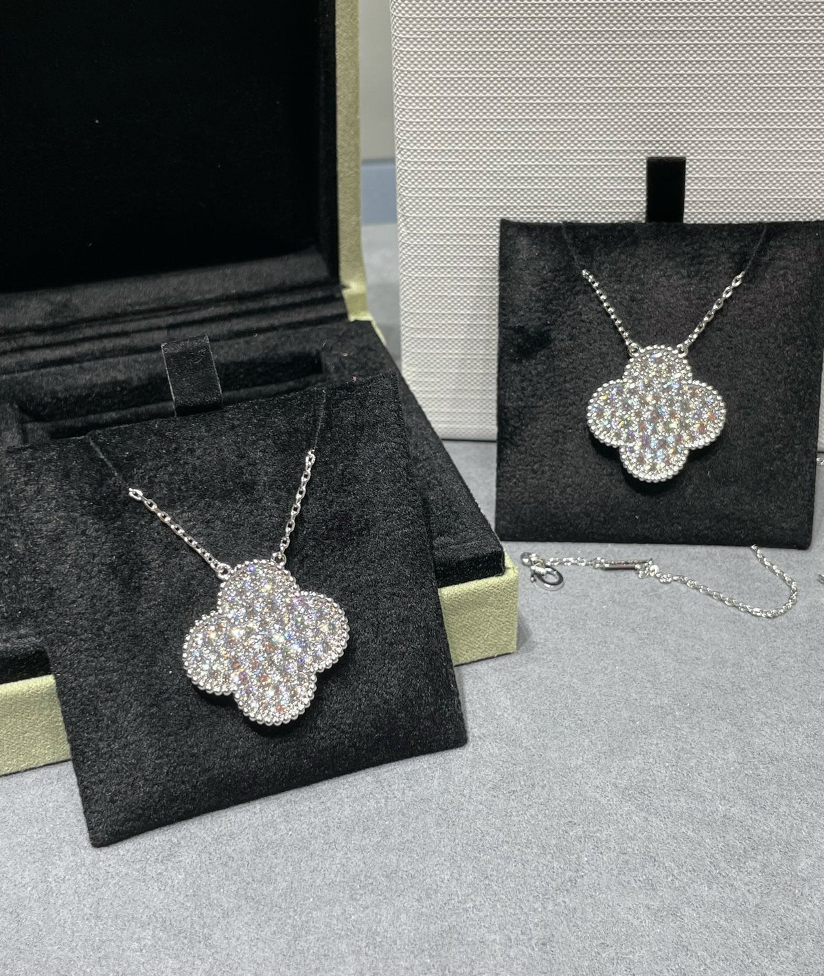 [Cadisa]CLOVER 25MM LARGE PENDANT DIAMOND PAVED SILVER NECKLACE