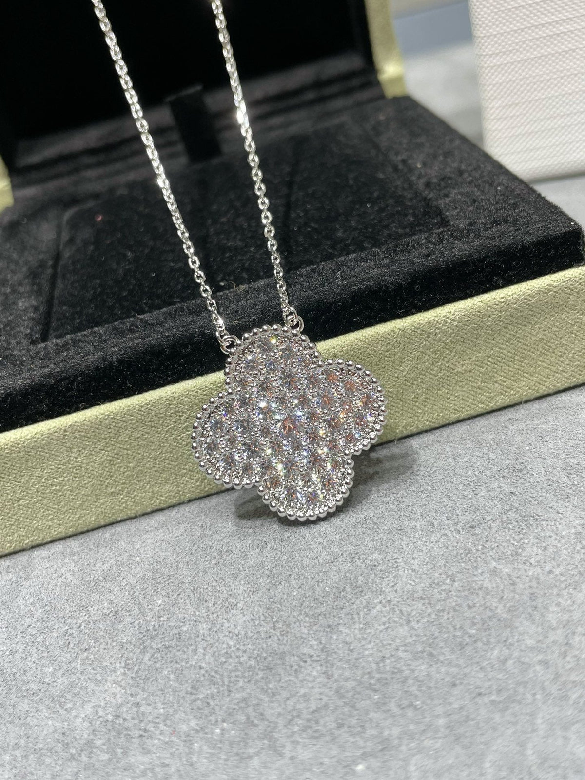 [Cadisa]CLOVER 25MM LARGE PENDANT DIAMOND PAVED SILVER NECKLACE