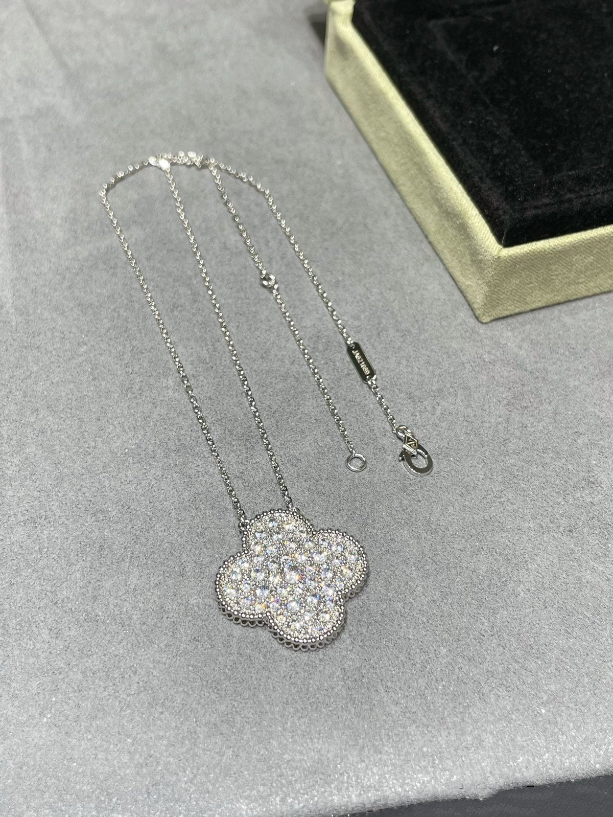 [Cadisa]CLOVER 25MM LARGE PENDANT DIAMOND PAVED SILVER NECKLACE