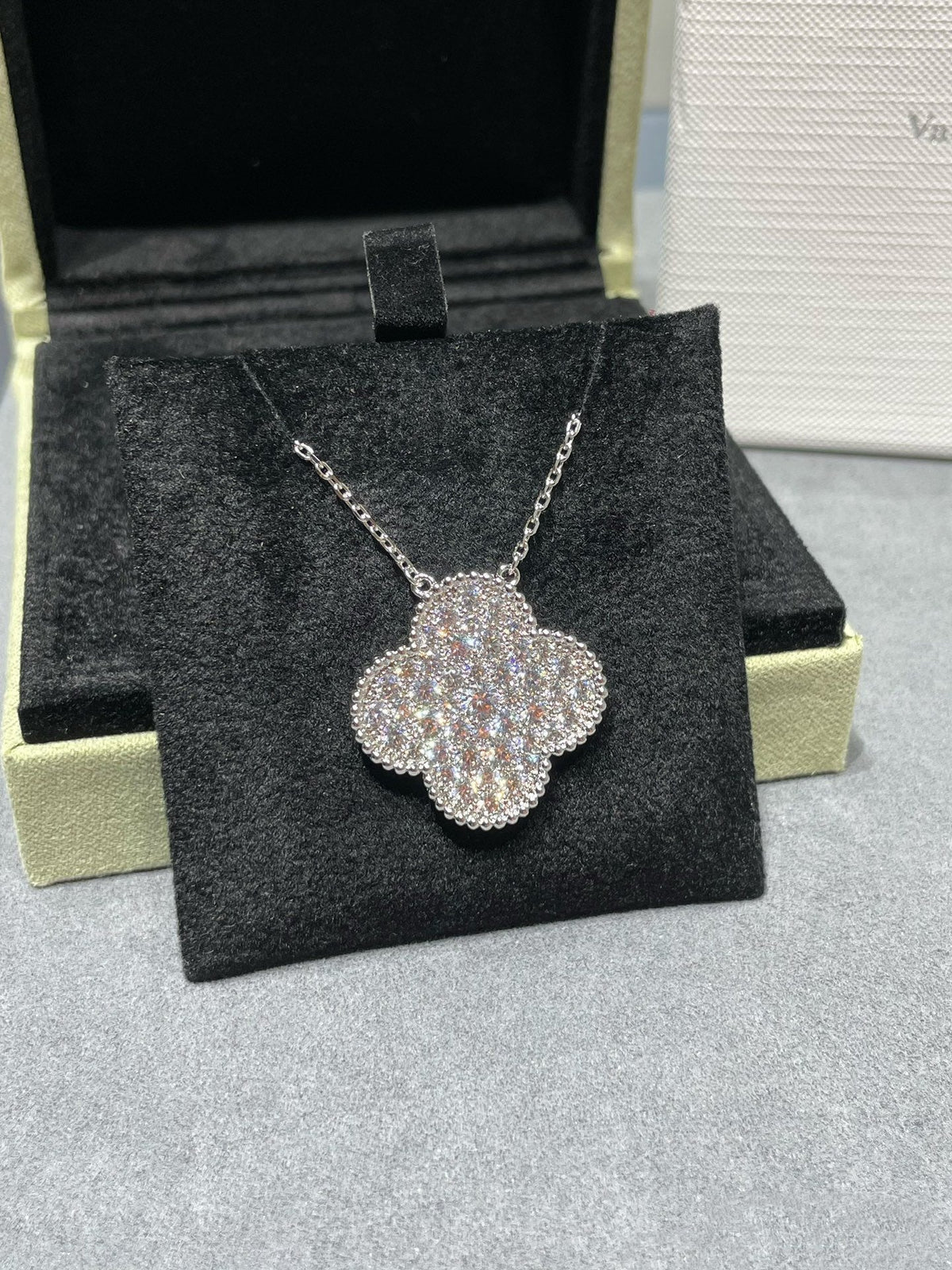 [Cadisa]CLOVER 25MM LARGE PENDANT DIAMOND PAVED SILVER NECKLACE