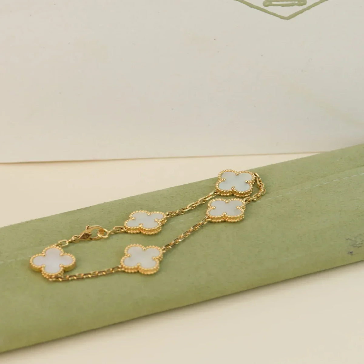 [Cadisa]CLOVER WHITE PEARL MOP 5 MOTIF BRACELET COLLECTION
