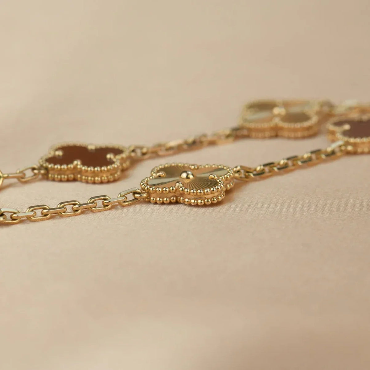 [Cadisa] CLOVER 5 MOTIF RED CORNELIAN BRACELET COLLECTION