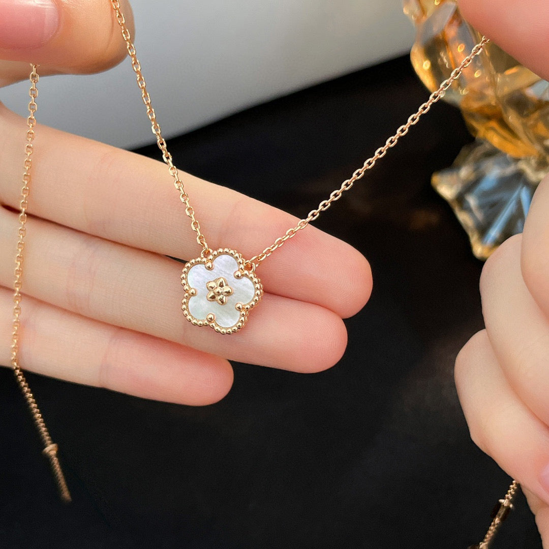 [Cadisa]LUCKY  WHITE MOP  PLUM BLOSSOM NECKLACE