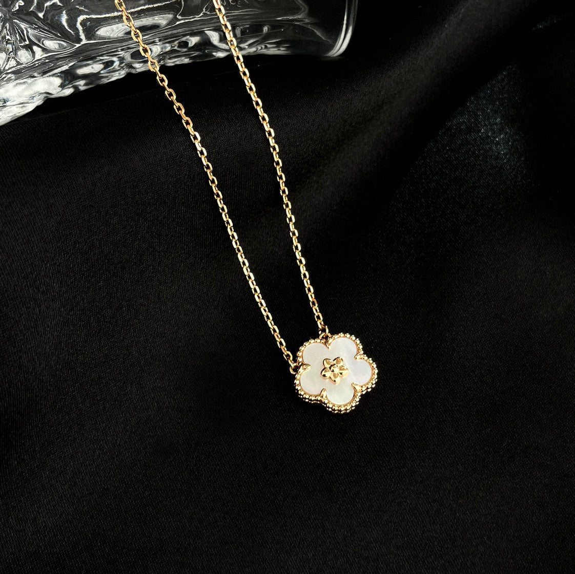 [Cadisa]LUCKY  WHITE MOP  PLUM BLOSSOM NECKLACE