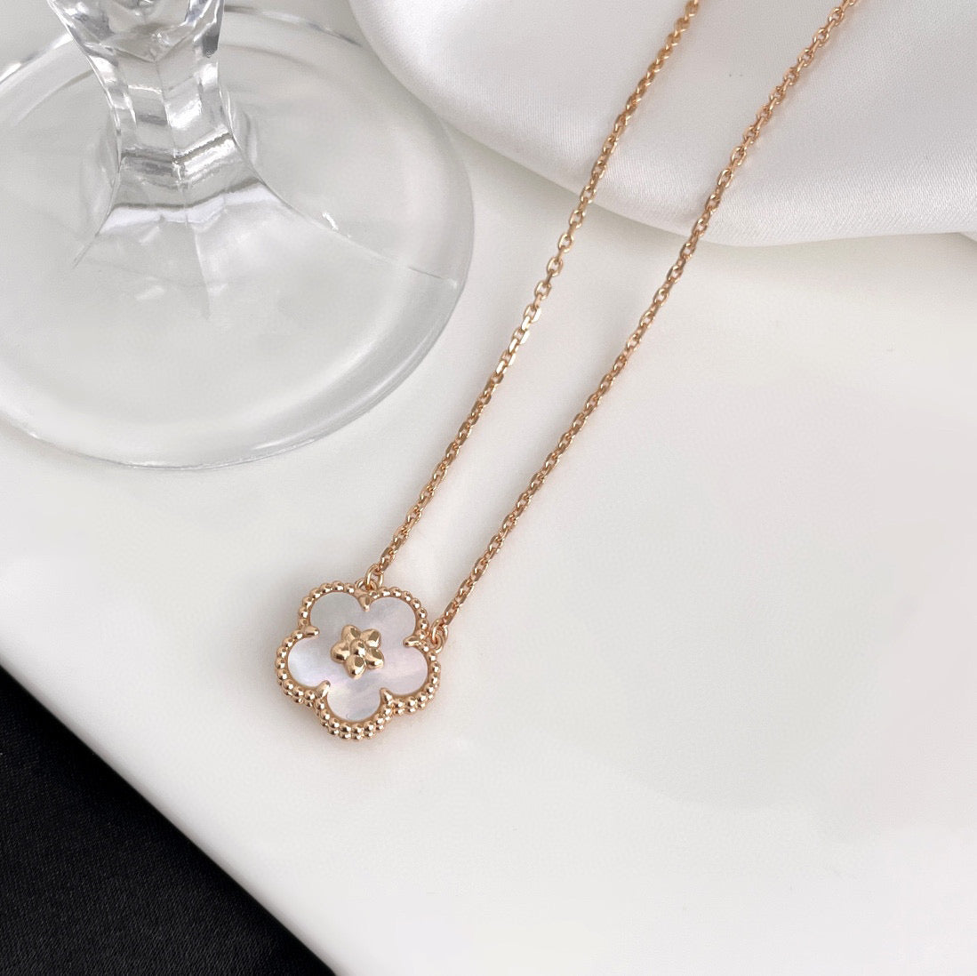[Cadisa]LUCKY  WHITE MOP  PLUM BLOSSOM NECKLACE