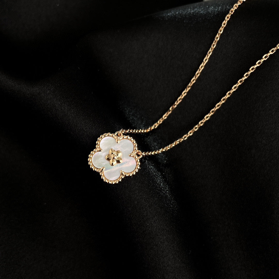 [Cadisa]LUCKY  WHITE MOP  PLUM BLOSSOM NECKLACE