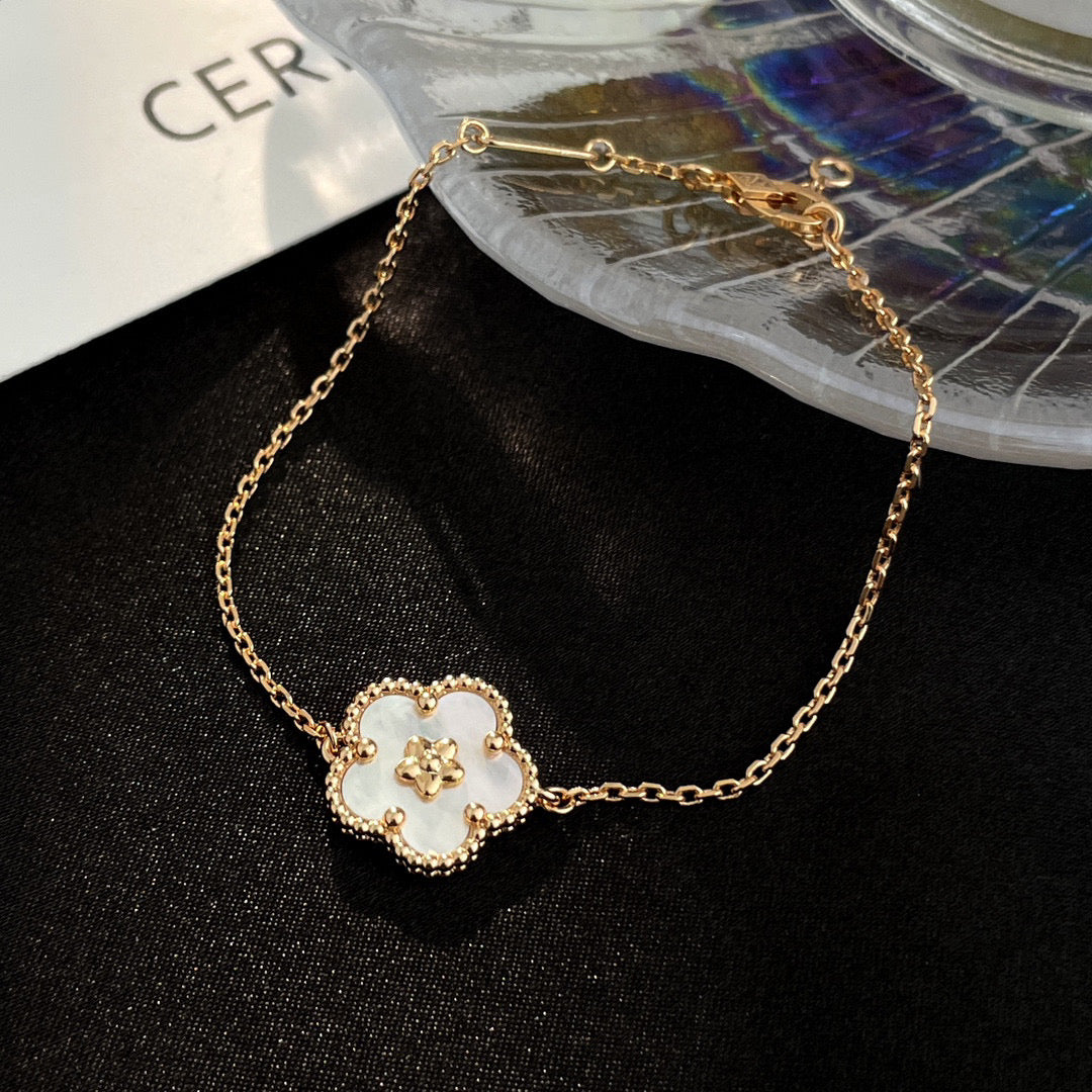 [Cadisa]LUCKY WHITE MOP PLUM BLOSSOM  BRACELET