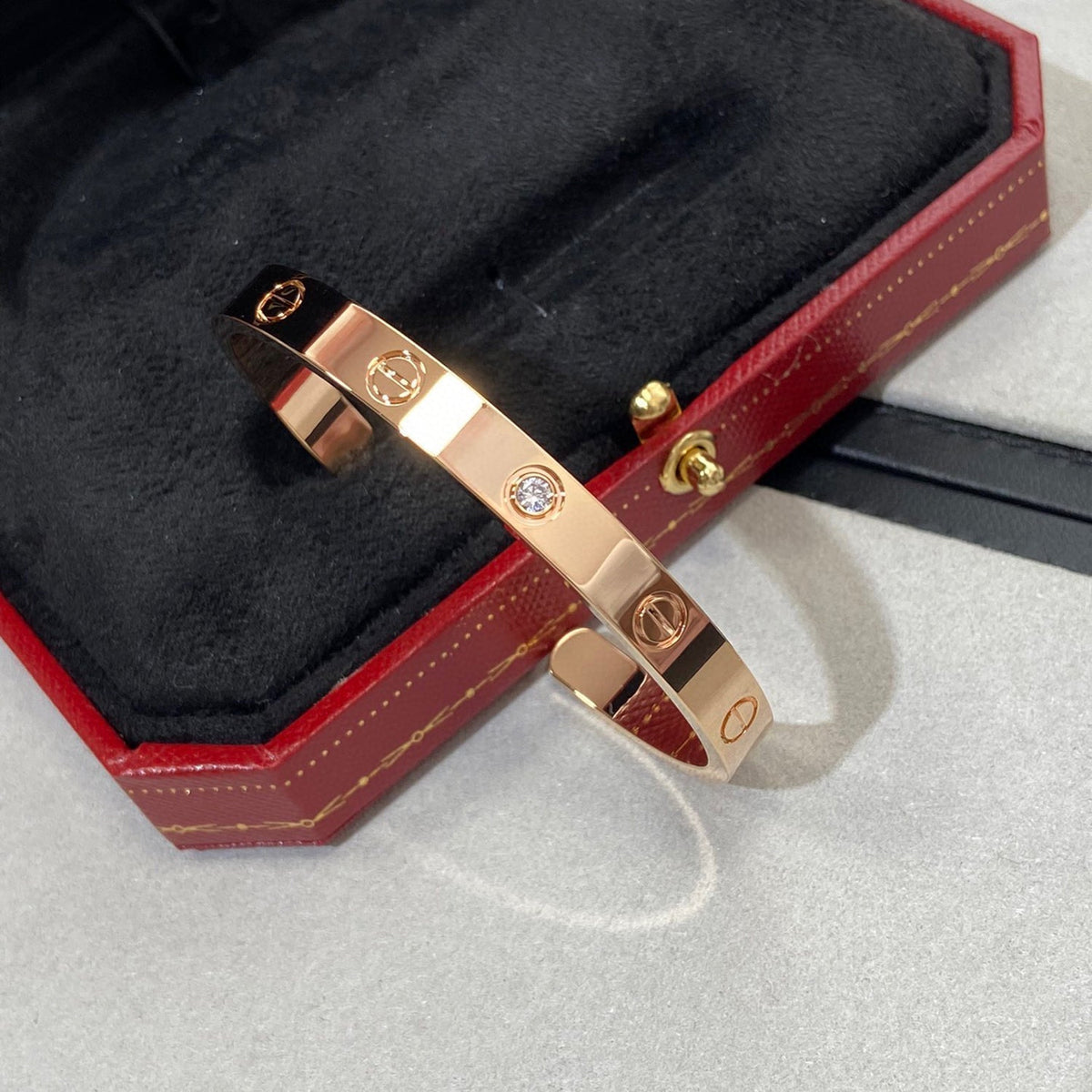 [Cadisa] LOVE BRACELET 6.1MM 1 DIAMOND OPEN CUFF