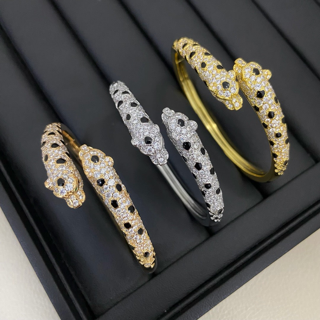 [Cadisa] PANTHERE DOUBLE HEADED HALF DIAMOND OPEN BRACELET