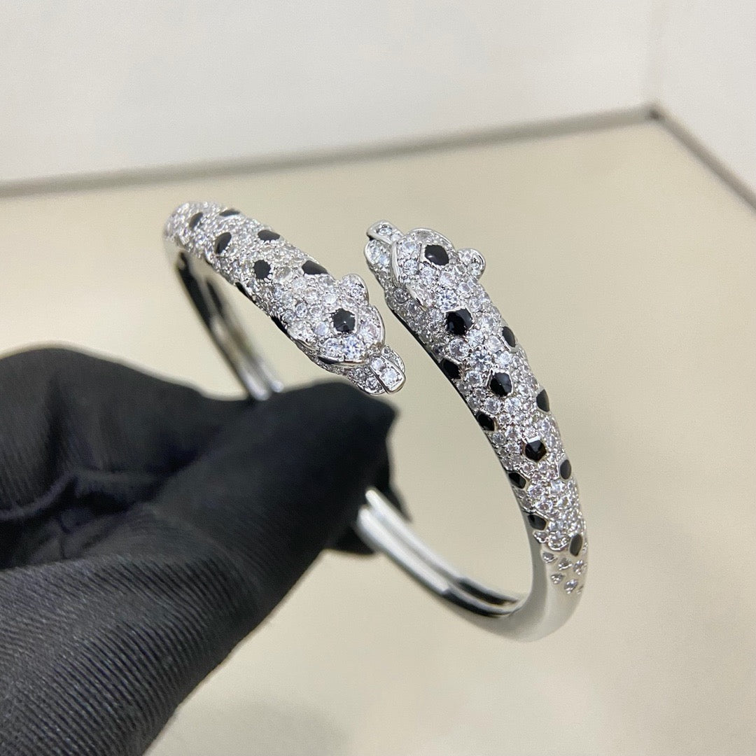 [Cadisa] PANTHERE DOUBLE HEADED HALF DIAMOND OPEN BRACELET