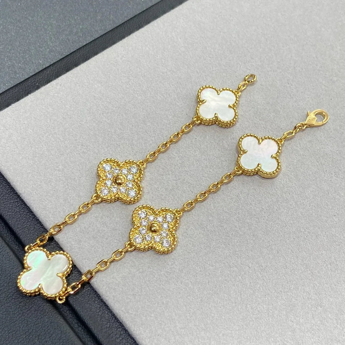 [Cadisa]CLOVER WHITE PEARL MOP 5 MOTIF BRACELET COLLECTION